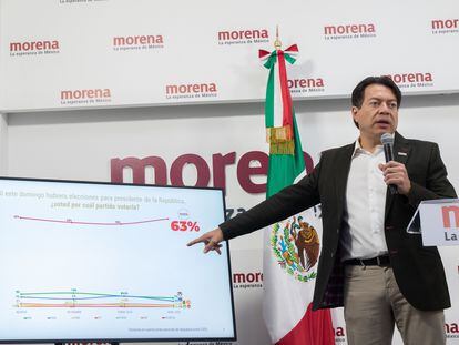 Mario Delgado muestra una gráfica de las preferencias electorales por partido para la presidencia, el 9 de mayo en Ciudad de México.