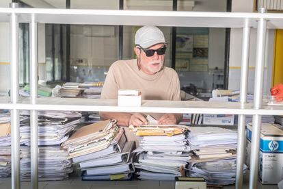 José Francisco Couceiro, entre las torres de papel que ha acumulado durante 36 años dedicados a la investigación del pistacho.
