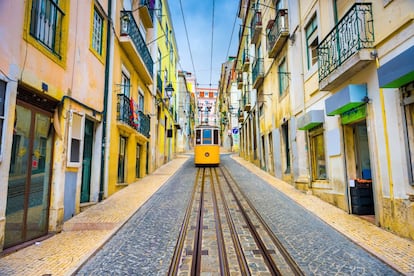 Según Rumbo, Portugal ha sido el país que más turistas españoles ha recibido este año: las reservas aumentaron un 24% respecto a 2016. La decadencia de Lisboa y los puentes de Oporto están de moda.