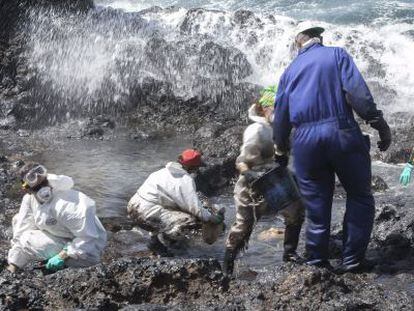 Personal de Ayuntamiento de Ag&uuml;imes y voluntarios trabajan para limpiar el vertido de petr&oacute;leo del tramo de la costa del sureste de Gran Canaria 