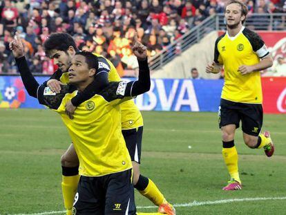 Bacca celebra el primer gol del Sevilla.