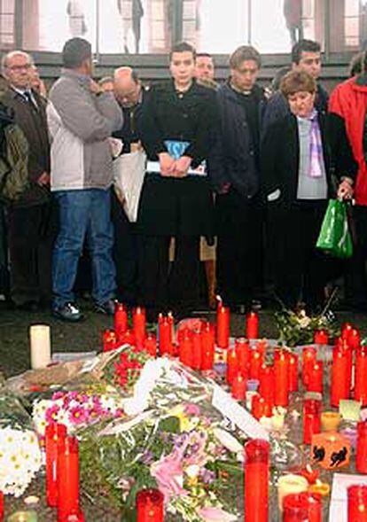 En la imagen, decenas de personas asisten a la concentración en Atocha en memoria de las víctimas.
