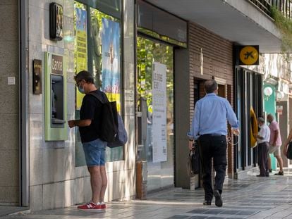 Oficinas de Bankia y La Caixa, en la calle Reyes Católicos de Sevilla.