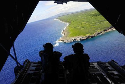 EE UU recuperó el dominio en 1944, fijando otra de sus bases en la japonesa Okinawa. En la imagen, dos soldados observan la Bahía de Tumon durante unos ejercicios militares.