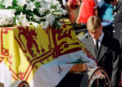 El príncipe Guillermo camina con la cabeza inclinada detrás del ataúd de su madre, Diana, de camino a la abadía de Westminster en Londres para una ceremonia fúnebre, el sábado 6 de septiembre de 1997. 