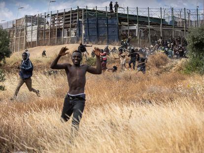Un grupo de migrantes, tras cruzar la valla fronteriza de España y Marruecos en Melilla, en junio.