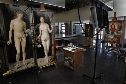 <i>Adán y Eva, </i><b>de Durero, fotografiado ayer al término de su lavado de cara, en los talleres de restauración del Museo del Prado.</b>