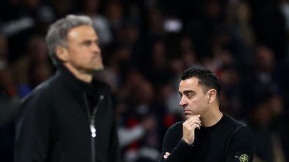 Luis Enrique, en primer plano, y Xavi, entrenadores del PSG y del Barça durante el partido de cuartos de final de Champions en París.