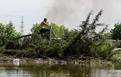 A resident of the town of Korsunka (Kherson province) protected himself this Wednesday from the rise in water levels.