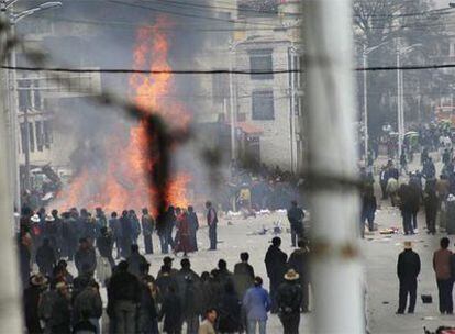 Cientos de manifestantes se concentran en las calles de Lhasa, la capital tibetana, donde ayer se registraron graves disturbios.