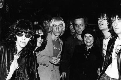 Seymour Stein, con su esposa, Iggy Pop, a la derecha y Ramones.