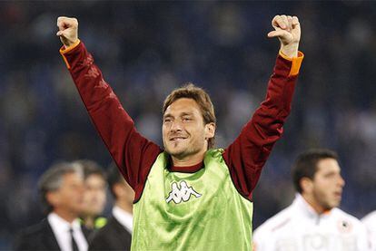 Francesco Totti, ante los aficionados del Lazio.