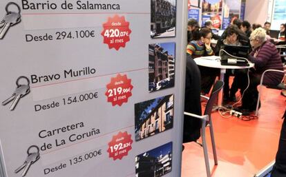 Un cartel con ofertas, en el salón inmobiliario SIMA Primavera.