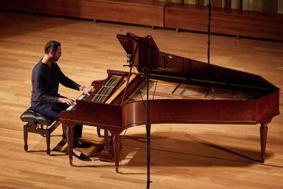 Benjamin Alard tocando las ‘Variaciones Golberg’ de Bach, el martes pasado en el Auditorio Manuel de Falla de Granada.
