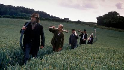 Jethro Tull, con su lider Ian Anderson en primer término, atraviesan un campo en una imagen promocional tomada en 1990. Se podría decir aquello de "caminan hacia el futuro", aunque con esta banda británica nunca se sabe muy bien hacia dónde se dirigen.