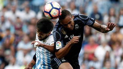 Recio (izquierda) lucha con Danilo por el balón en el Málaga-Real Madrid de mayo de 2017.