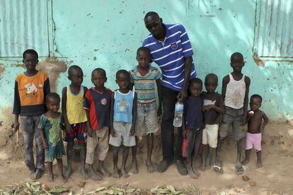 Grupo de niños de Sare Soffie, aldea al este del país. Los niños son el grupo de población más castigado por la enfermedad junto a mujeres embarazadas debido a su inmunodeficiencia. 