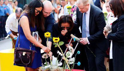 Familiars de víctimes dipositen flors a la Rambla.
