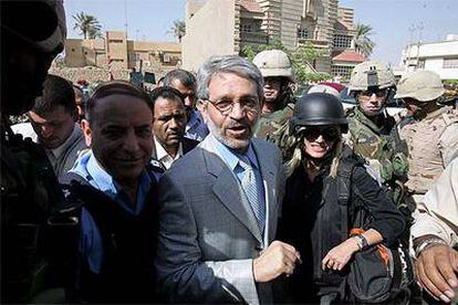 El ministro del Interior iraquí, Bayan Baker Solag, llega ayer al lugar de los incidentes del lunes con los británicos en Basora.