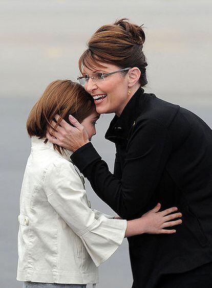 Sarah Palin es recibida por su hija Piper el pasado miércoles en el aeropuerto de Fairbanks (Alaska).