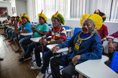 El Cacique Raoni Metuktire, de 93 años, una figura histórica de la lucha indígena de Brasil, sentado juntos a otros representantes de las comunidades indígenas.