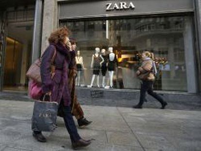 Mujeres pasan por delante de una de tienda Zara, del grupo Inditex