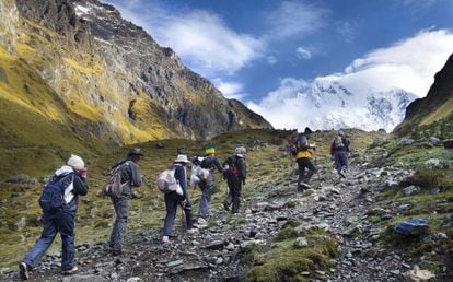 Grupo de senderistas en el Camino del Inca con la montaña Salkantay al fondo.