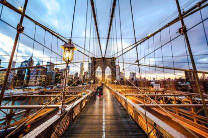 Atardecer en el puente de Brooklyn, en Nueva York, frente a Lower Manhattan. 