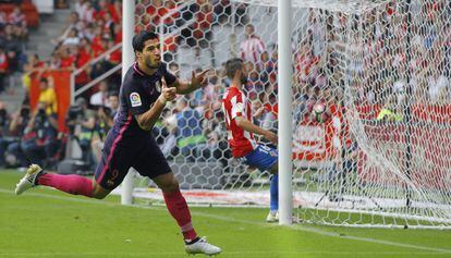 Luis Suárez celebra el primer gol del Barça.