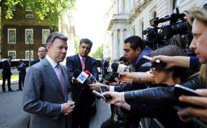 El presidente colombiano, Juan Manuel Santos (izq), atiende a la prensa a las puertas del Nº 10 de Downing Street, la residencia oficial del primer ministro británico, en Londres (Reino Unido) el pasado jueves, 6 de junio de 2013.