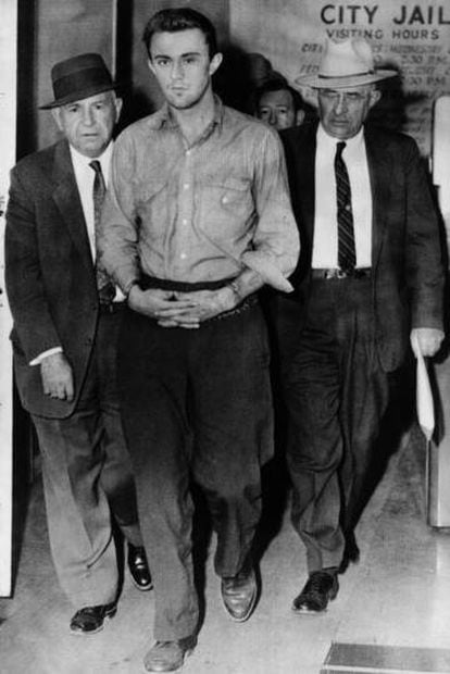  Agentes especiales trasladan a Richard Eugen Hickock (centro) de la c&aacute;rcel de Las Vegas, el 4 de enero de 1960.