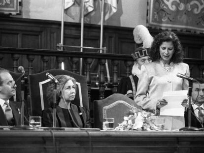 Carmen Alborch durante la entrega del Premio Cervantes a Miguel Delibes.