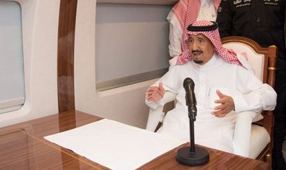 El rey de Arabia Saudí, Salmán bin Abdulaziz, pronuncia un discurso en el interior del AVE.
