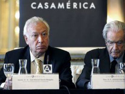 El ministro de Asuntos Exteriores, José Manuel García-Margallo (izquierda), con el jurista Antonio Garrigues, durante el acto de presentación este lunes de los Foros España.