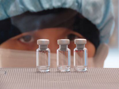 Control de calidad de una posible vacuna en laboratorios de Oxford, Reino Unido.