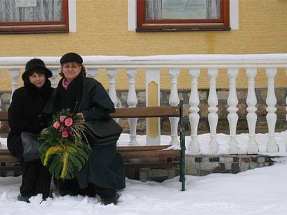 Nusreta Sivac (a la derecha), junto a una antigua compañera de cautiverio y tormento en varios campos serbios, en Kozarac (cerca de Prijedor), un islote musulmán en la República Serbia de Bosnia.