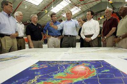 Bush recibe información de los responsables de los equipos de rescate en Mobile (Alabama).