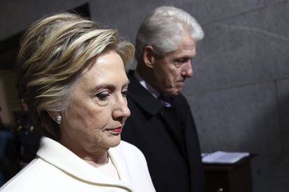 Bill y Hillary Clinton llegan al Capitolio.