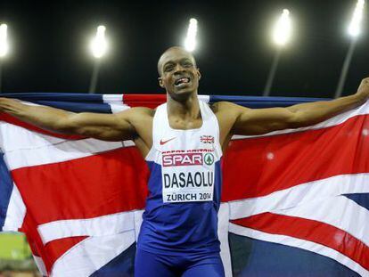 James Dasaolu porta la bandera británica tras vencer en los 100 metros.
