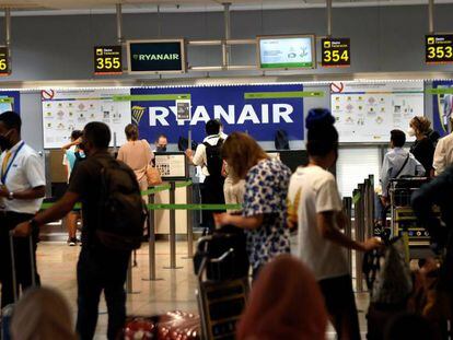 Viajeros ante los puestos de facturación de Ryanair en Madrid-Barajas.