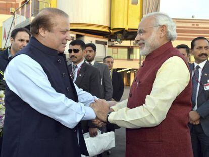 El primer ministro de Pakist&aacute;n, Nawaz Sharif (izquierda), y su hom&oacute;logo indio, Narendra Modi, en Lahore este viernes.