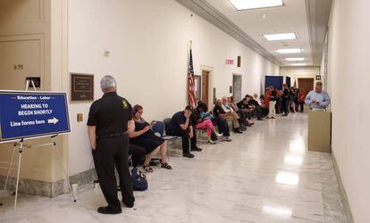 Varias personas, entre ellos, 'guardacolas' profesionales, aguardan en fila para una audiencia del Comité de Formación y Empleo en el Congreso de Estados Unidos, una mañana de junio.