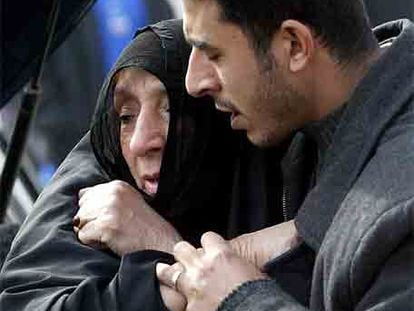 Un joven iraquí consuela a la madre de la víctima de un atentado ocurrido en Bagdad el pasado miércoles.