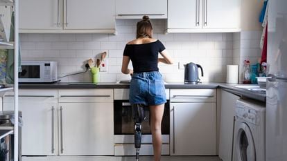 Una mujer cocina en su domicilio.