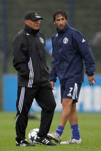Felix Magath y Raúl, en un entrenamiento del Schalke.