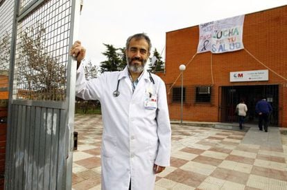 Jos&eacute; Luis Quintana, ante el centro de salud que dirige. / Luis Sevillano