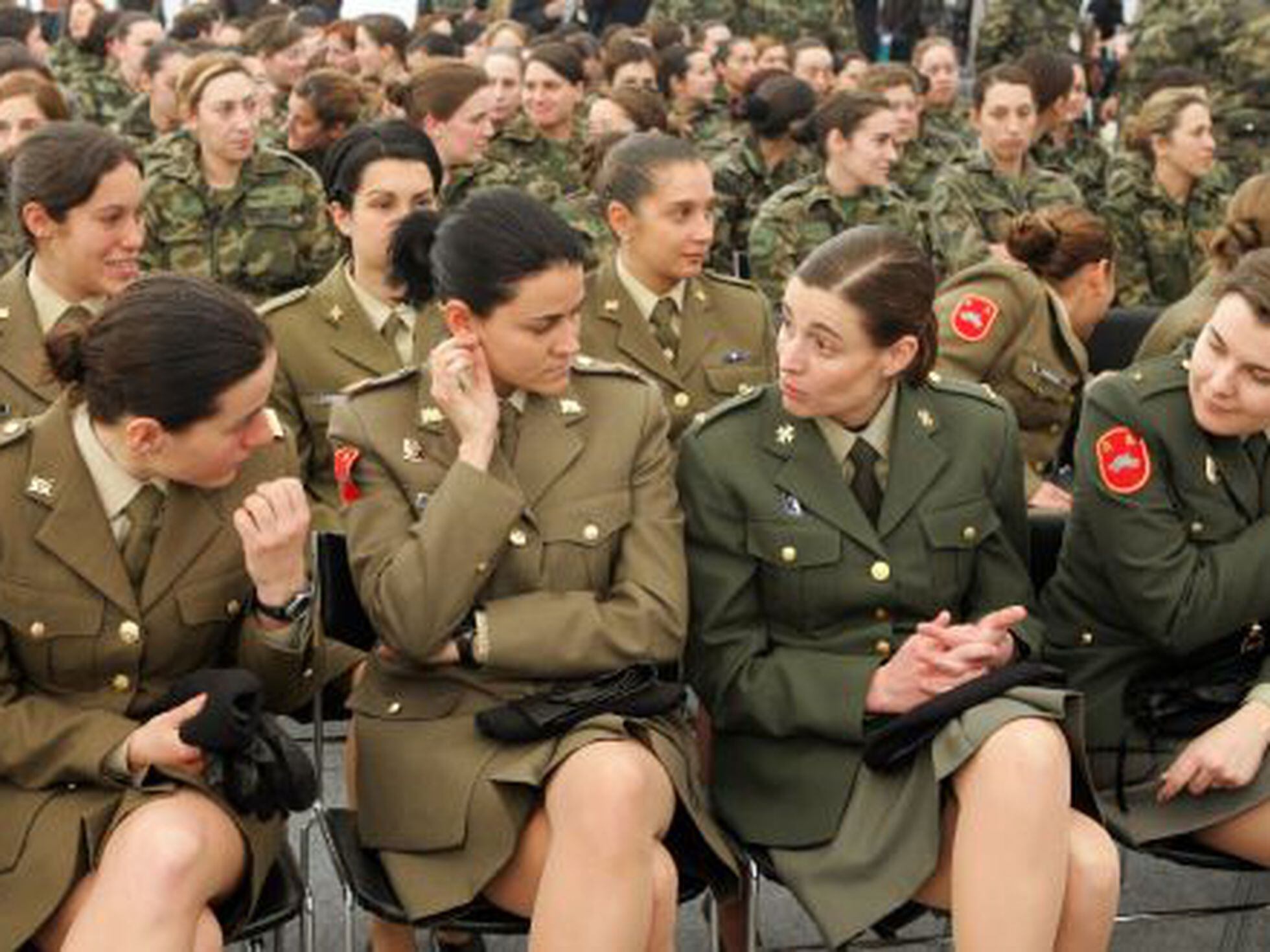 Тетки войны. Военная женская форма. Женщины в армии. Армия Испании женщины. Испанские женщины военные.