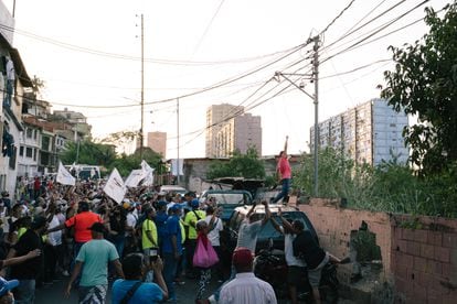 El candidato por la Mesa de la Unidad, José Manuel Olivares, saluda a los vecinos en los edificios durante un recorrido organizado para su campaña en La Guaira, Venezuela, el 14 de noviembre.