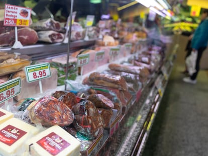 Mostrador de un puesto de alimentación en un mercado de Madrid.