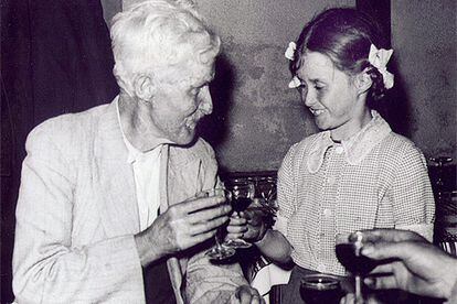 Guillaume Seznec, en una foto de 1947 con su nieta Francette a su regreso a Francia tras 24 años de trabajos forzados en la Guayana francesa.